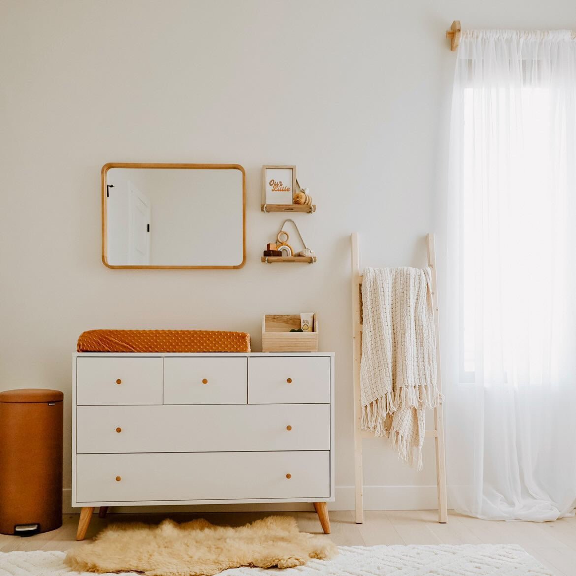 Austin 5-Drawer Dresser dadada White / Red Oak