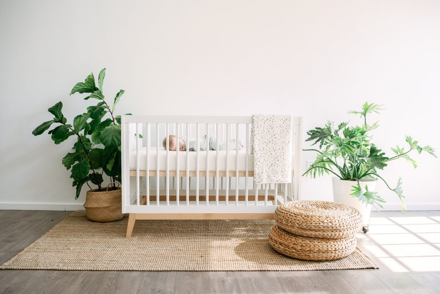 Mini Crib vs. Standard Crib: Which One Is Right for Your Nursery? - dadada baby